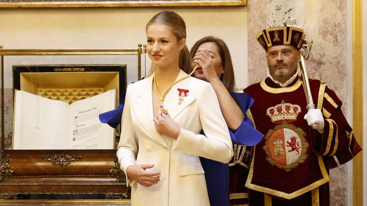 Video: Španělská princezna sklízela ovace v parlamentu. Dědeček se nepřipojil